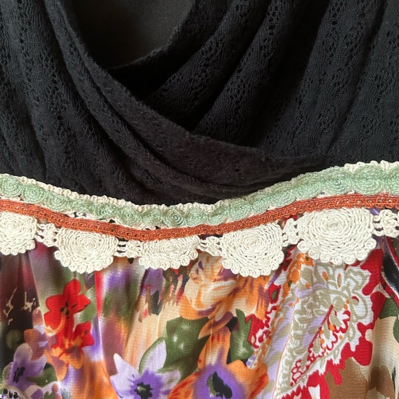 Floral Colorful Spring Summer V Neck Blouse Medium Crochet floral print tunic - Picture 9 of 12